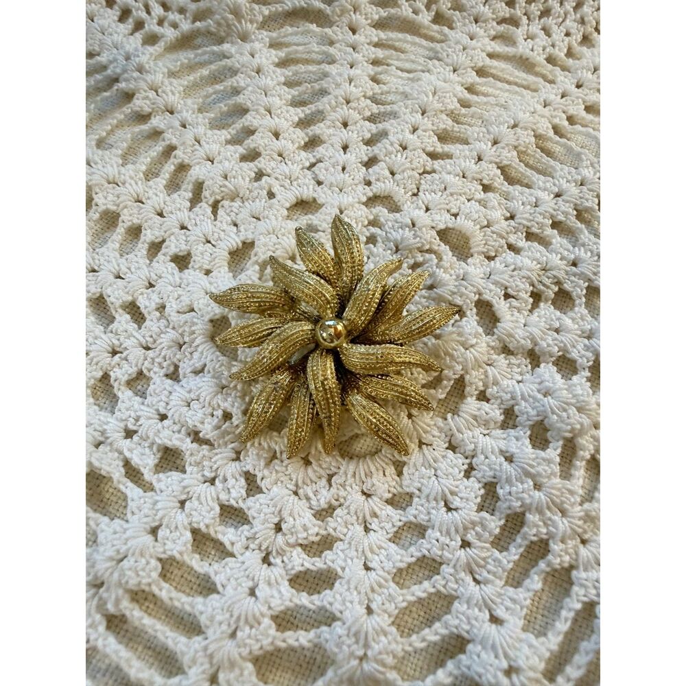 Vintage Sarah Coventry Gold Tone Starburst Flower Brooch,1960s Chrysanthemum Pin